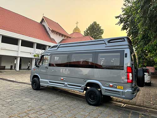 10 seater luxury tempo traveller